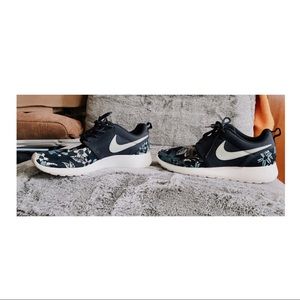 Nike Navy Blue Floral Roshe